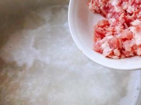 放入新鲜的猪肉馅的同时不停的搅拌这样猪肉馅就不会结成大块