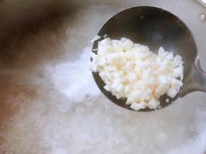 猪肉馅煮至变色放入山药和胡萝卜块同时放入面碱一起煮起来