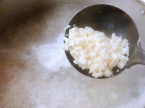 猪肉馅煮至变色放入山药和胡萝卜块同时放入面碱一起煮起来