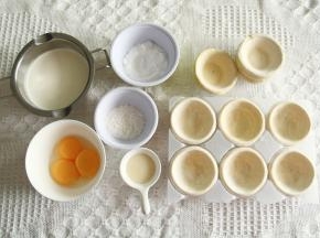 步骤1、材料准备。准备了同品牌的两款不同克数的挞皮做对比。