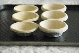 步骤2、其中6只取出室温解冻备用，看高度，克数多的挞皮会厚一些。后期起酥效果好。