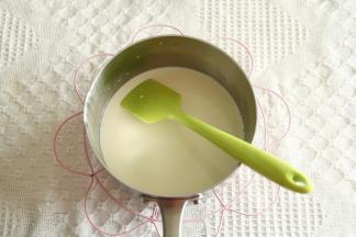 步骤4、小火加热至细砂糖融化，锅边冒小泡关火，挪冷凉架冷凉。