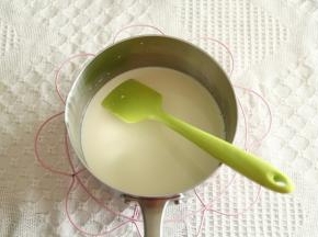 步骤4、小火加热至细砂糖融化，锅边冒小泡关火，挪冷凉架冷凉。