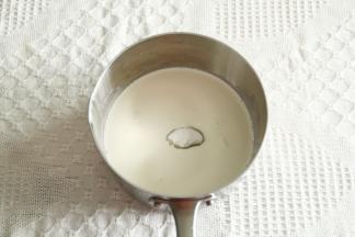 步骤3、淡奶油、纯牛奶、细砂糖、炼乳放入不粘奶锅中。