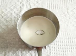 步骤3、淡奶油、纯牛奶、细砂糖、炼乳放入不粘奶锅中。