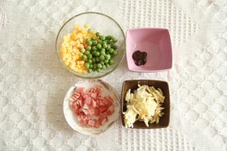 步骤5、将咸味蛋挞材料准备好，甜玉米粒和豌豆清洗干净沥干水分，培根切碎。