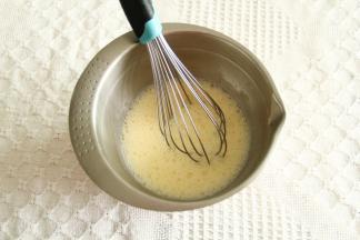 步骤6、冷凉好的奶液中加入蛋黄，搅打均匀。一定要冷凉，不然会把蛋黄烫熟。