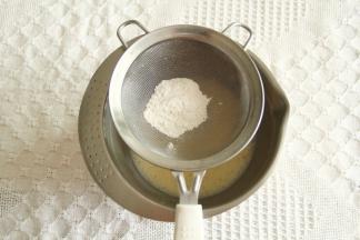 步骤7、筛入低粉，继续搅打均匀。此时可以预热烤箱，上下220度预热。