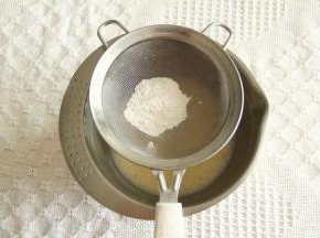 步骤7、筛入低粉，继续搅打均匀。此时可以预热烤箱，上下220度预热。