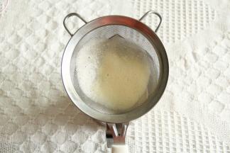 步骤8、过滤2-3次，不可省略，把气泡过滤掉，挞液烤出才会丝滑无大气孔。