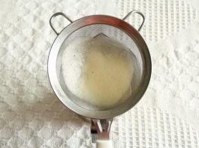 步骤8、过滤2-3次，不可省略，把气泡过滤掉，挞液烤出才会丝滑无大气孔。