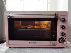 步骤10、送入预热好的烤箱中层，上火200，下火210度烤20分钟。