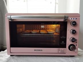 步骤10、送入预热好的烤箱中层，上火200，下火210度烤20分钟。