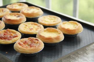 步骤11、烘烤结束出炉，蛋挞微微金黄带焦糖色斑点。甜味和咸味一起烤，咸味上色会比甜味重，所以不是很建议甜、咸一起烤。