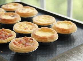 步骤11、烘烤结束出炉，蛋挞微微金黄带焦糖色斑点。甜味和咸味一起烤，咸味上色会比甜味重，所以不是很建议甜、咸一起烤。