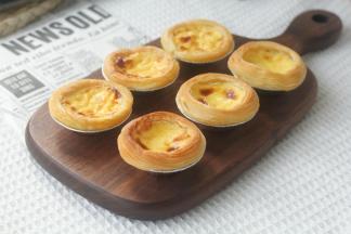 步骤12、取出冷凉，温热就可以开吃啦。酥层的高度是非常明显的，26克挞皮的酥层起酥明显要比另一款高很多，而且层次分明；然后咸味蛋挞的酥层是比同款甜味蛋挞低的。