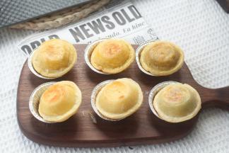 步骤13、看看底部，图上方是解冻了10分钟左右再烤的，出炉效果明显比下方没有解冻直接烤的要干爽酥脆一些！