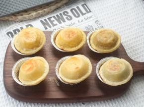 步骤13、看看底部，图上方是解冻了10分钟左右再烤的，出炉效果明显比下方没有解冻直接烤的要干爽酥脆一些！