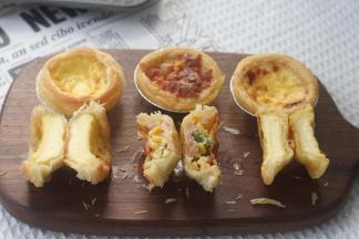 步骤14、对半切开。甜咸略有不同，咸味款虽然底部直接刷酱料，湿度会比甜味款小一些。