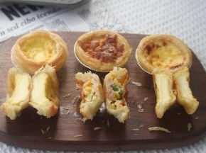 步骤14、对半切开。甜咸略有不同，咸味款虽然底部直接刷酱料，湿度会比甜味款小一些。