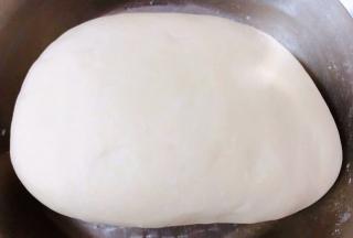 再添加少许清水活成面团醒至二十分钟成光滑的面团即可