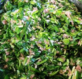 小窍门先放入油拌匀这样韭菜不易脱水再放入盐和味精拌匀即可