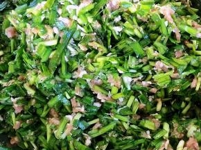 小窍门先放入油拌匀这样韭菜不易脱水再放入盐和味精拌匀即可