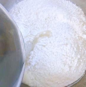 面粉放入容器中倒入适量清水搅拌成絮状