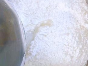 面粉放入容器中倒入适量清水搅拌成絮状