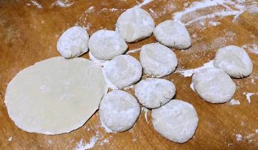 面团制作成饺子箕子再擀成饺子皮