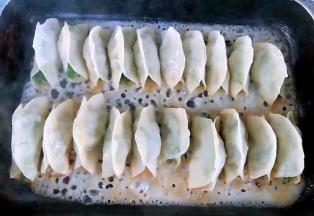 煎至锅贴完全熟透并且有漂亮的冰花即可出锅享用