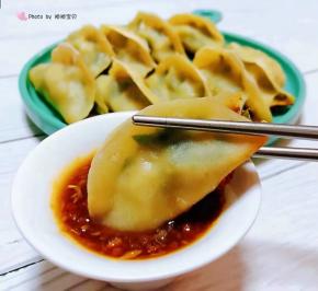 锅贴入口香浓四溢蘸着料汁吃起来别有一番滋味