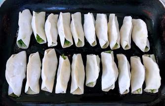 锅贴依次包好放入倒入少许油的煎锅中中火煎起来