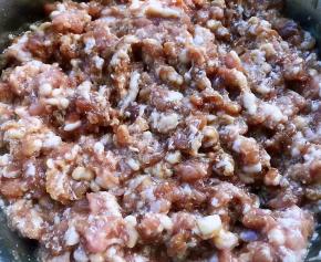 鲜猪肉自己剁成肉馅放入一品鲜酱油和蚝油搅拌均匀煨制二十分钟入味