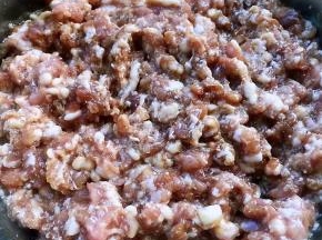 鲜猪肉自己剁成肉馅放入一品鲜酱油和蚝油搅拌均匀煨制二十分钟入味
