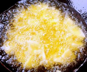 锅中倒入适量玉米油烧至七成热放入土豆炸至金黄色略带透明即可