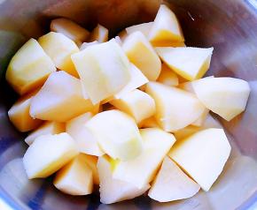 土豆去皮洗净切成滚刀块用清水浸泡一会儿去去淀粉后沥干水份备用