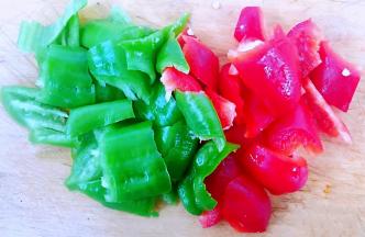 尖椒和红椒片成薄片备用