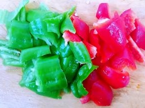 尖椒和红椒片成薄片备用