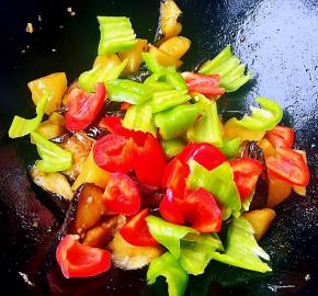 放入尖椒和红椒，在所有的炒制过程中都要大火，因为已经炸过是熟的不要炒制时间过长会影响口感和营养