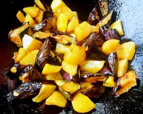 再放入炸好的土豆块翻炒均匀