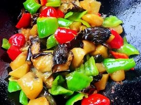 最后放入盐和味精翻匀均匀入味即可
