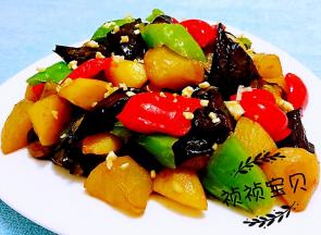 炒好的地三鲜装入盘中撒上蒜末更加提味又颜值爆表