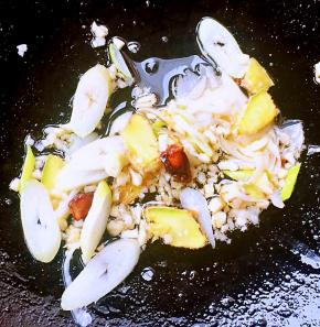 锅中倒入底油加热放入花椒和大料爆香再放入葱姜蒜