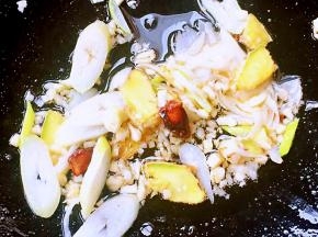 锅中倒入底油加热放入花椒和大料爆香再放入葱姜蒜