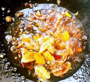 放入一品鲜酱油、蚝油和糖翻炒均匀