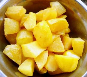 炸好的土豆块放入容器中控油备用