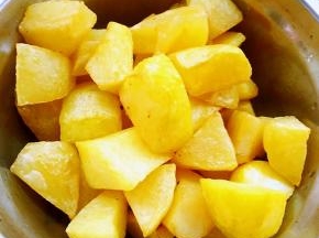 炸好的土豆块放入容器中控油备用