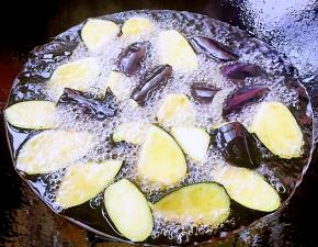 茄子同样切成滚刀块用少许盐腌渍十分钟左右，挤出腌渍的水份，锅中倒入适量玉米油烧至七成热放入茄块炸至金黄色略带透明即可