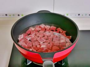 牛肉焯水，冷水下锅烧开，撇出血沫煮2分钟捞出。